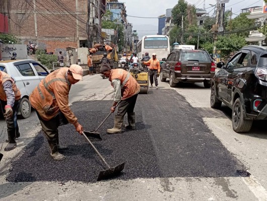 वर्षात् अगाडि  सडक मर्मत गर्दै सडक डिभिजन काठमाडौँ (तस्बिरसहित)